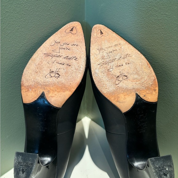 John Fluevog, US 8.5, black, fully leather matt 3”pump, w/ patent leather heel. - Picture 4 of 7